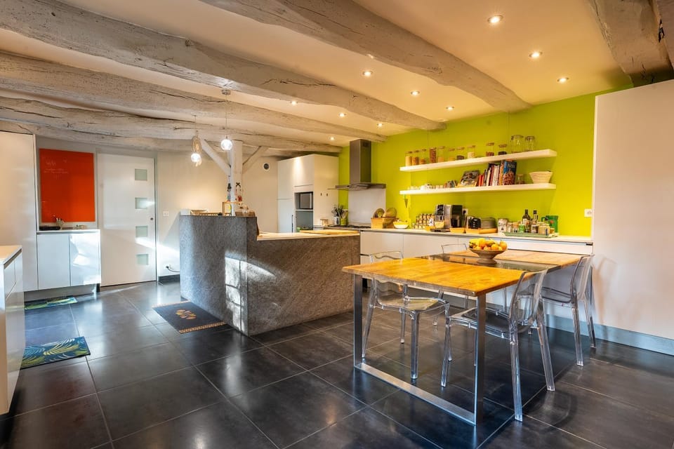 Kitchen or kitchenette, Dining area