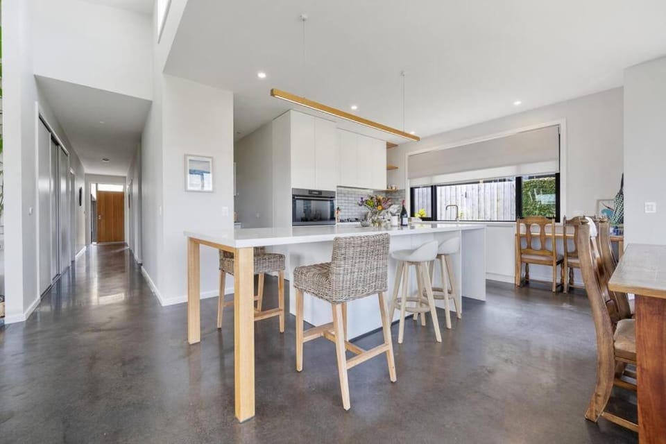 Modern Coastal Escape - Pet Friendly with Fireplace House in Kilcunda