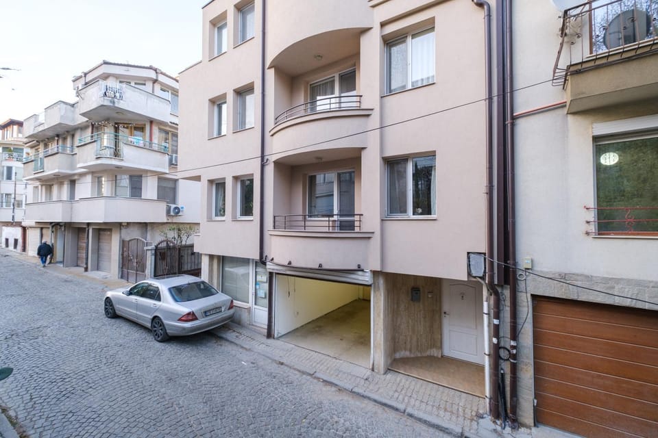 Property building, Day, Neighbourhood, City view, Street view, Location, Parking