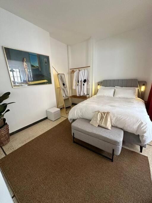 Bed, Bedroom, towels