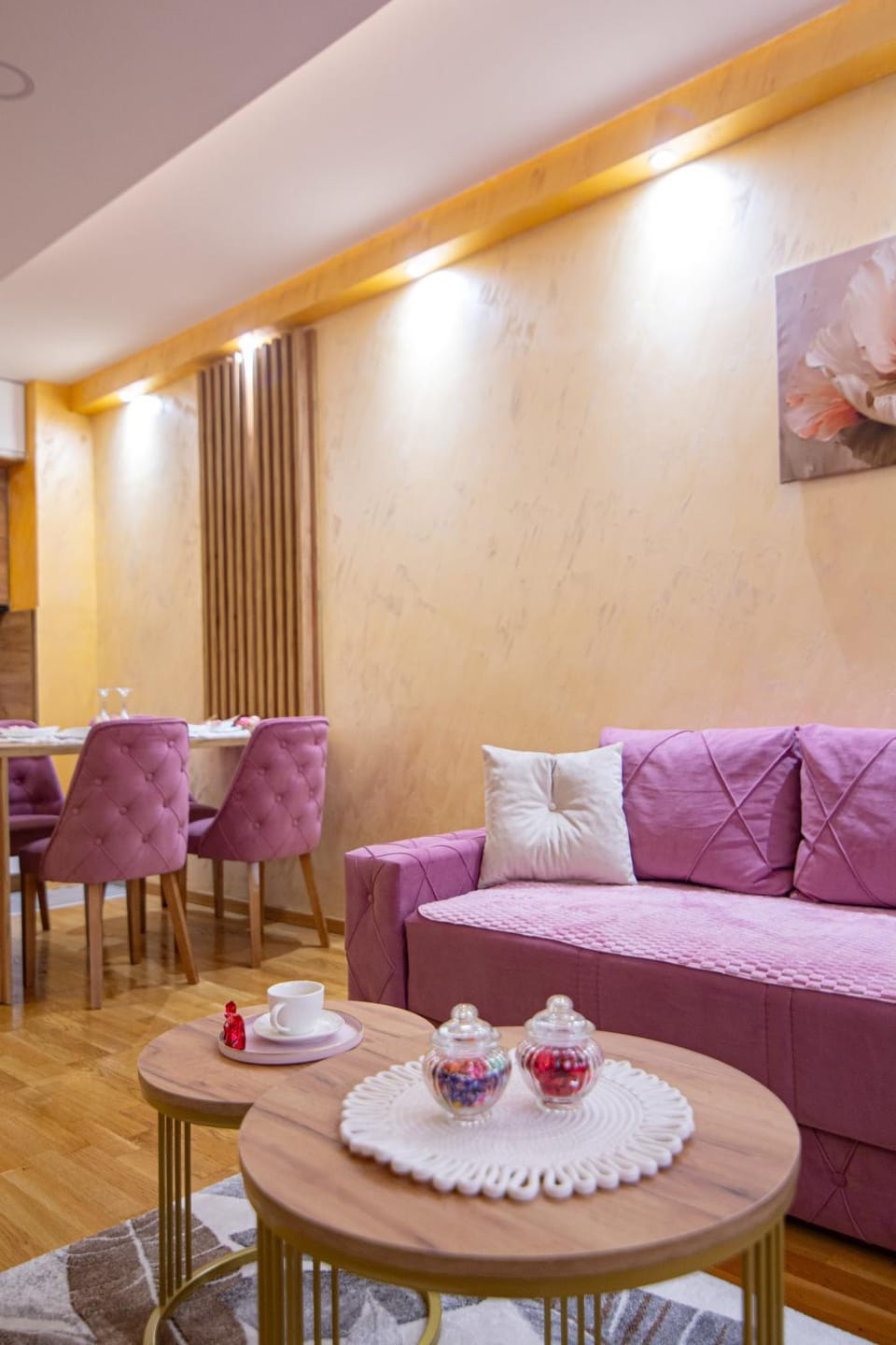Living room, Food and drinks, Seating area, Dining area, Food