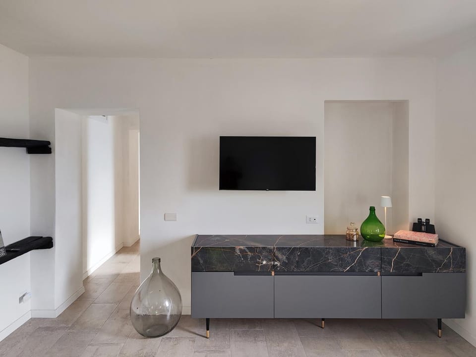 TV and multimedia, Living room, Seating area, Evening entertainment