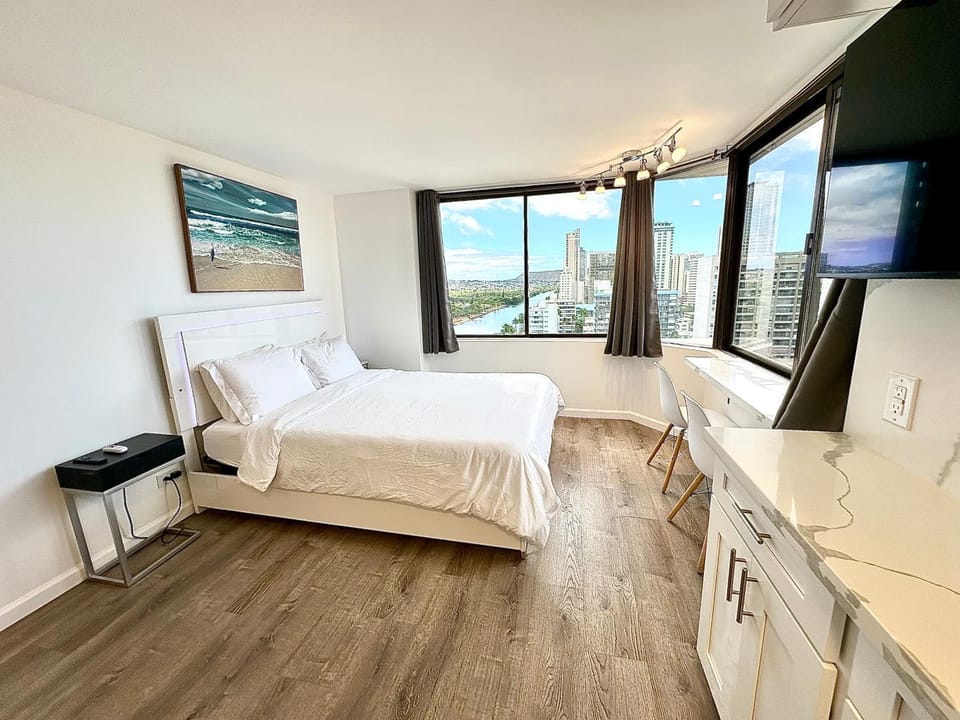 Bed, TV and multimedia, View (from property/room), Kitchen or kitchenette, Photo of the whole room, Dining area, City view, Sea view, Street view, Quiet street view