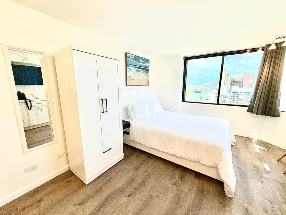 Bed, View (from property/room), Photo of the whole room, Canoeing, Bedroom, City view, Quiet street view, wardrobe