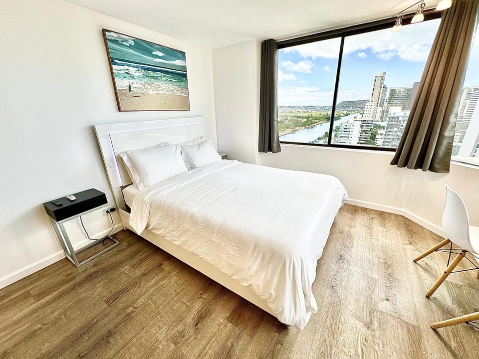 Bed, View (from property/room), Bedroom, City view, Street view, Quiet street view
