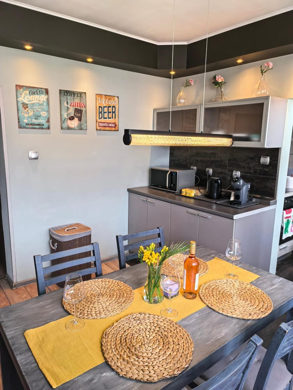 Coffee/tea facilities, Kitchen or kitchenette, Dining area