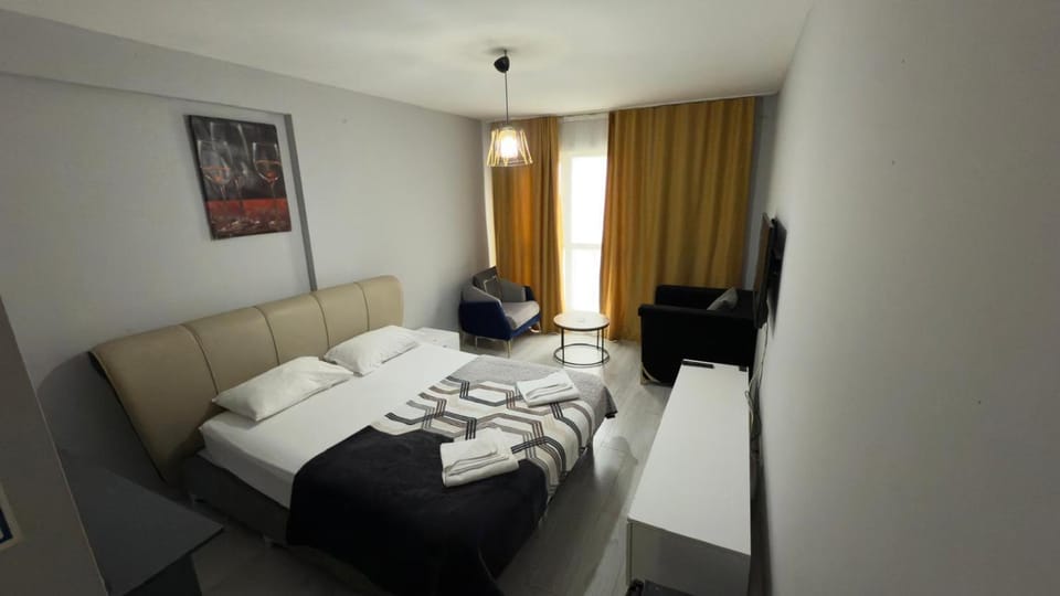 Bed, TV and multimedia, Photo of the whole room, Seating area, Bedroom, towels