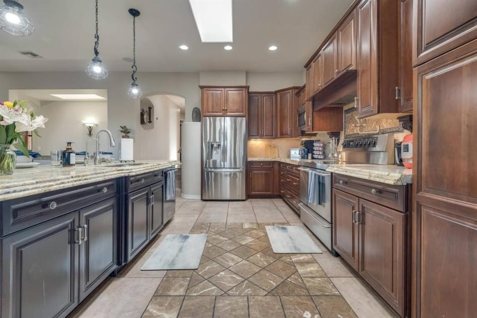 Peruvian-4 Bed Desert Oasis -Pool, Hot-Tub &Outdoor Kitchen House in Lake Havasu City