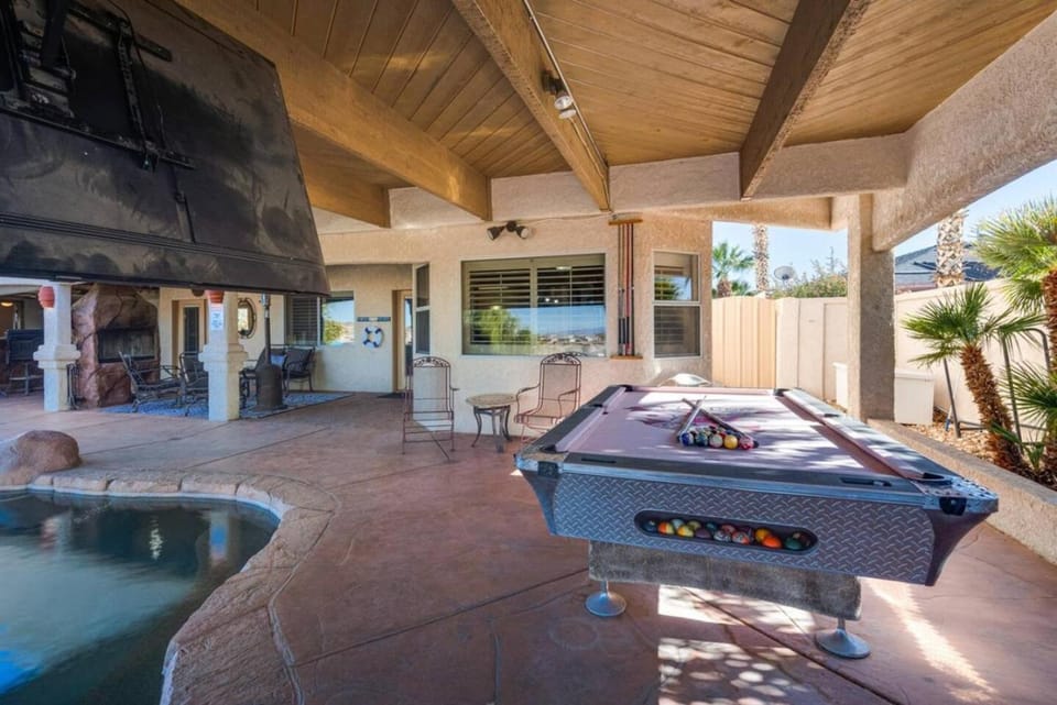 Peruvian-4 Bed Desert Oasis -Pool, Hot-Tub &Outdoor Kitchen House in Lake Havasu City