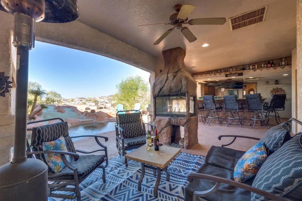 Peruvian-4 Bed Desert Oasis -Pool, Hot-Tub &Outdoor Kitchen House in Lake Havasu City