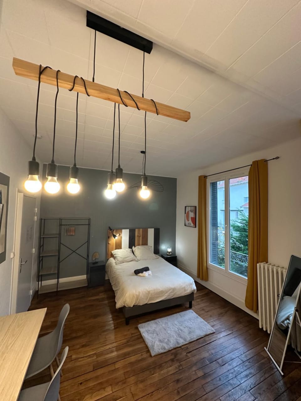 Bed, Photo of the whole room, Seating area, Bedroom