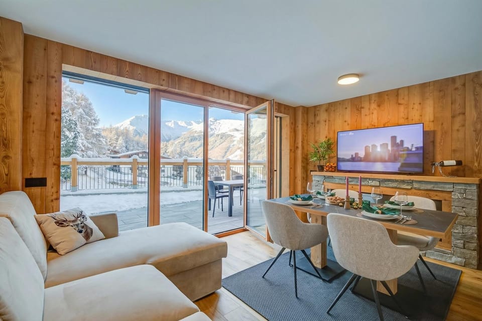 Living room, Dining area