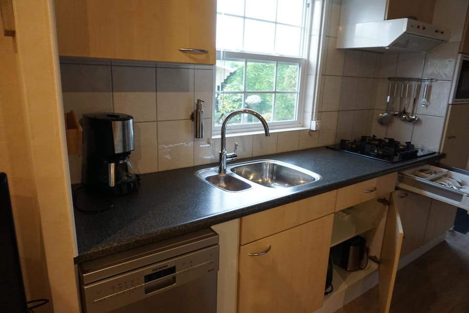 Coffee/tea facilities, Kitchen or kitchenette, stove