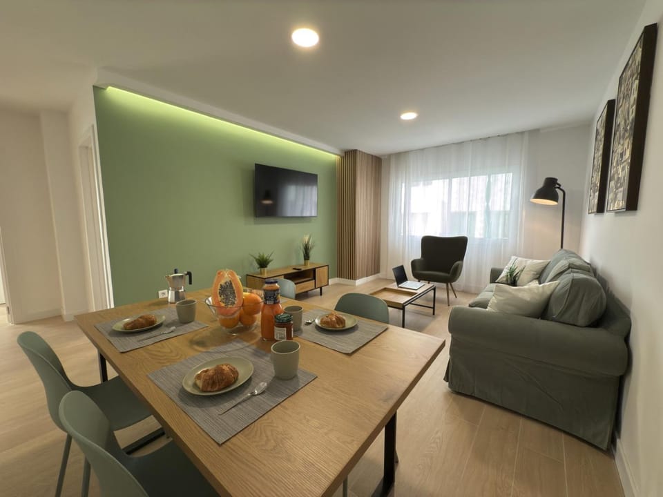 TV and multimedia, Living room, Seating area, Dining area, Evening entertainment