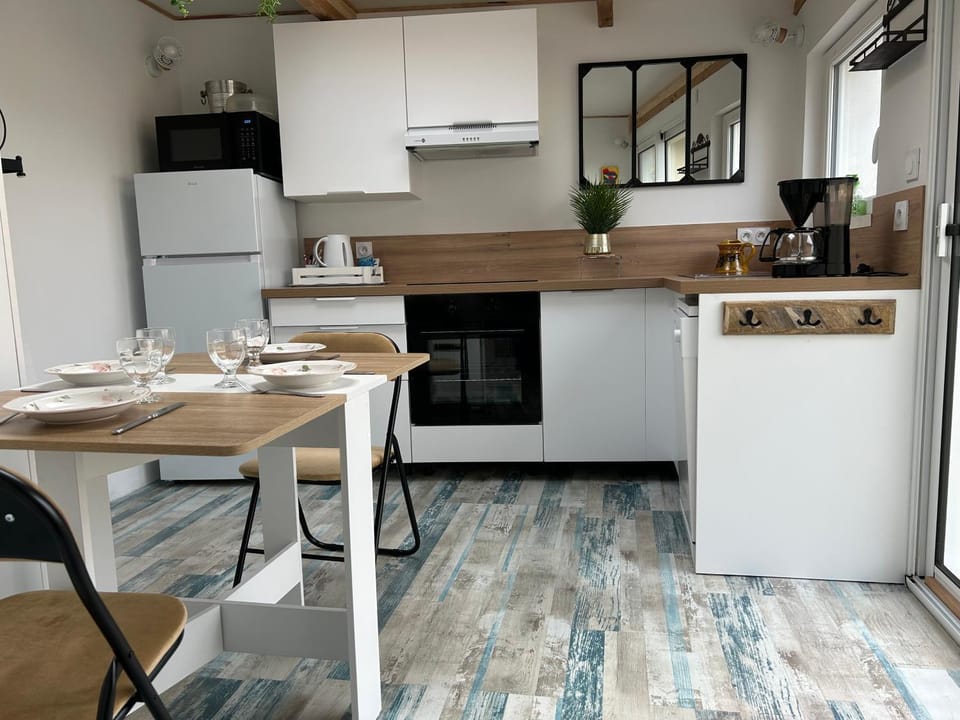 Kitchen or kitchenette, Living room, Seating area, Dining area, dishwasher, microwave, oven, stove, toaster