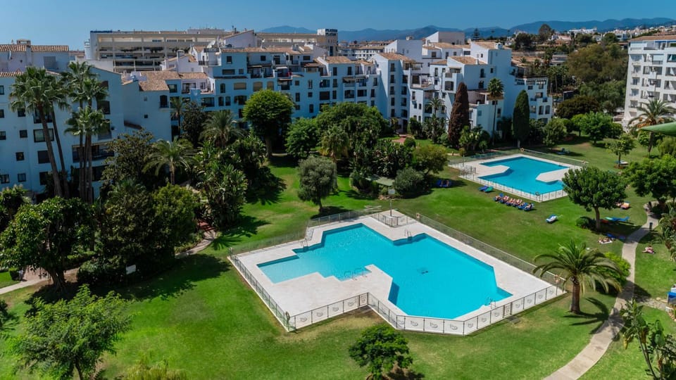 Day, Swimming pool, Swimming pool, sunbed