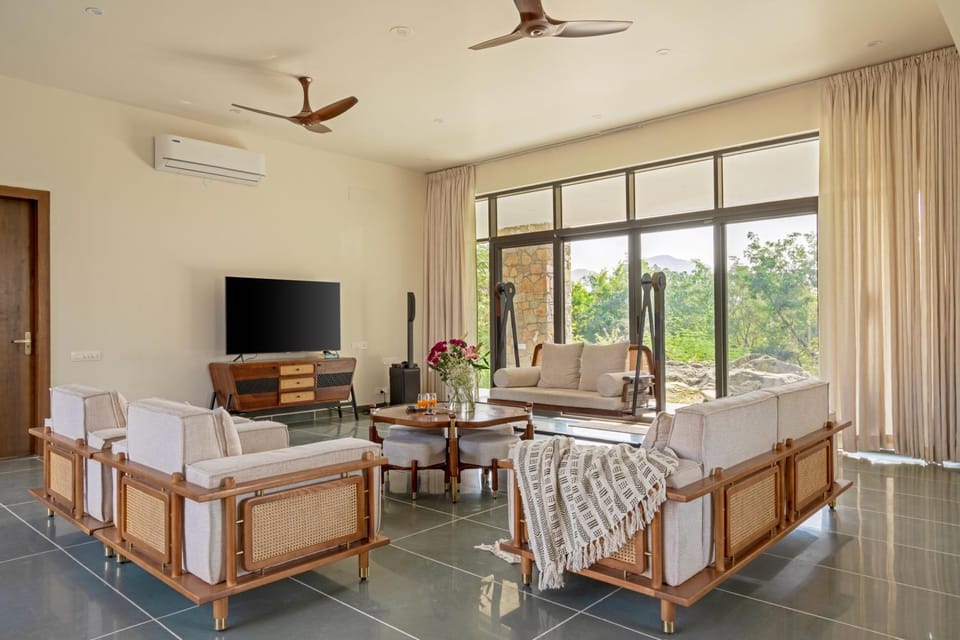 Communal lounge/ TV room, TV and multimedia, Living room, Seating area, Dining area, Evening entertainment, fireplace, air conditioner