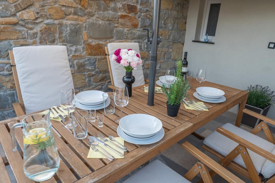 Day, Food and drinks, Dining area, Food, Drinks