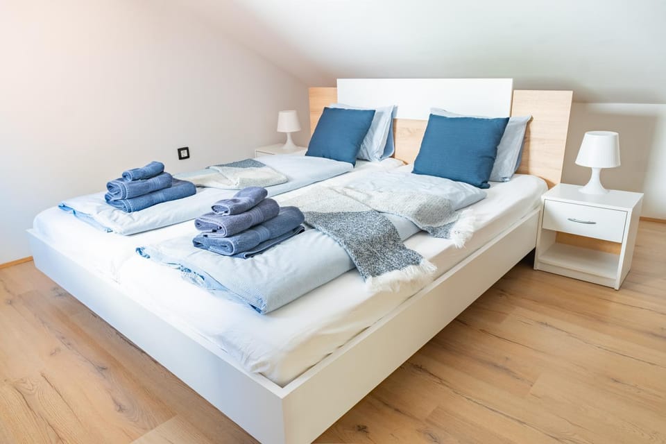 Bed, Photo of the whole room, Bedroom, towels, towels