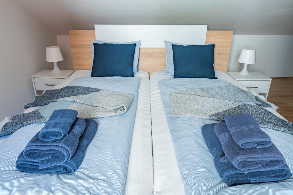 Bed, Photo of the whole room, Bedroom, towels