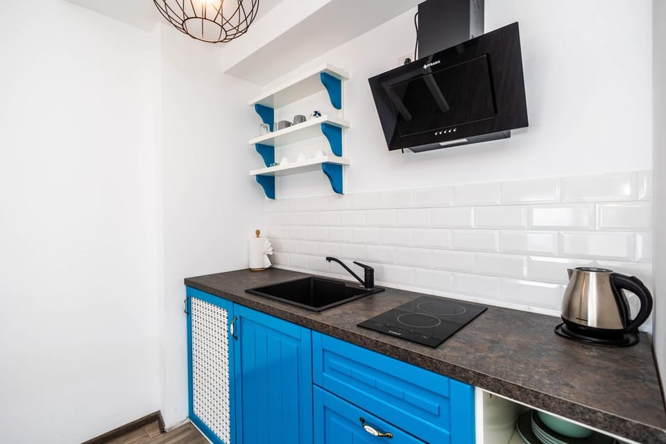 Coffee/tea facilities, Kitchen or kitchenette, stove