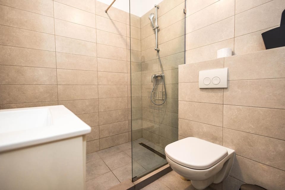 Shower, Toilet, Bathroom, towels