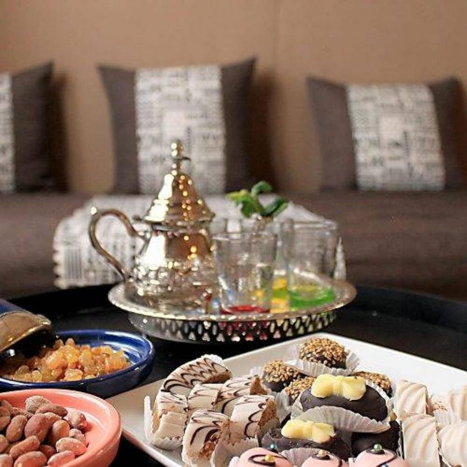 Property building, Living room, Food and drinks, Seating area, Food, Lunch, Dinner, Drinks