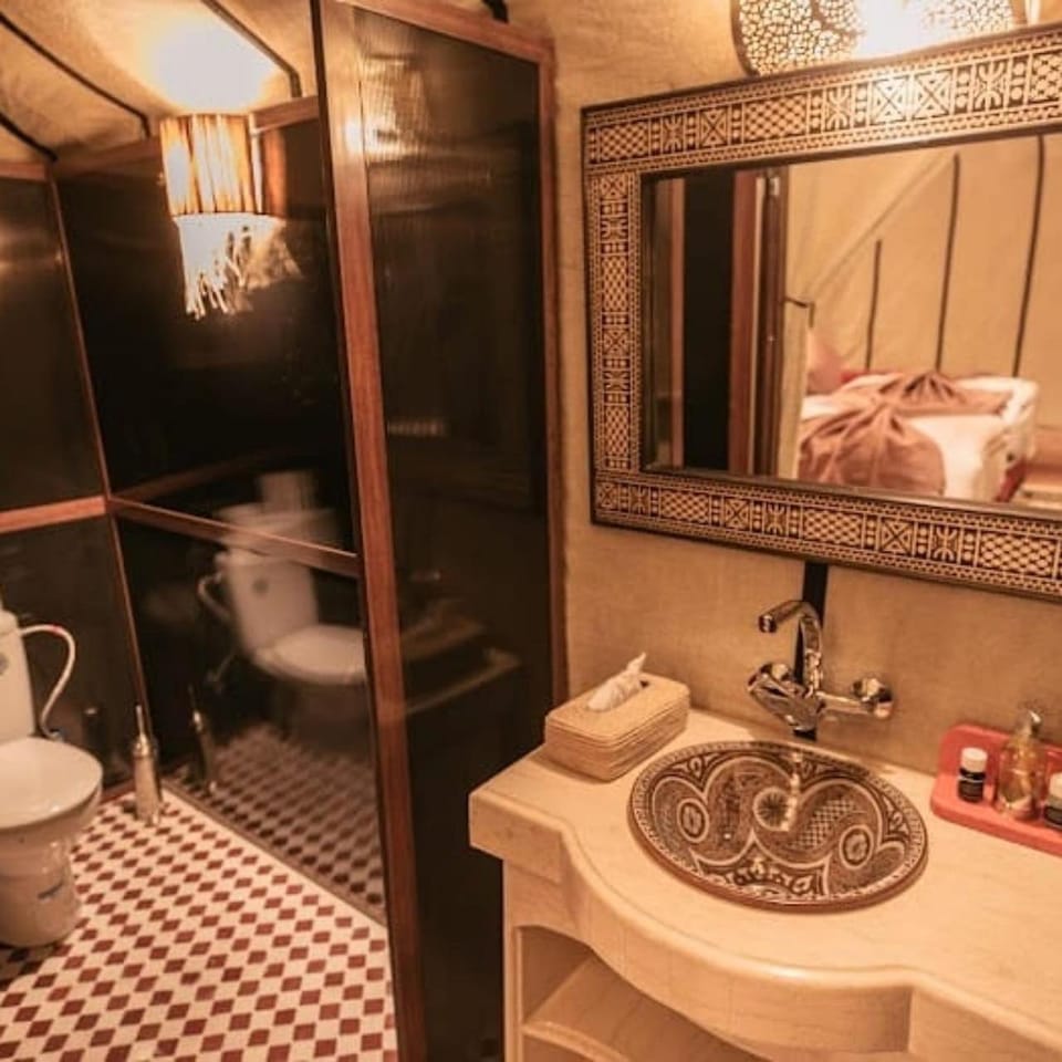 Shower, Toilet, Property building, Bed, Bathroom, Photo of the whole room, Bedroom, towels