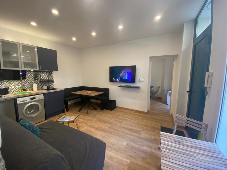 TV and multimedia, Kitchen or kitchenette, Living room, Seating area, Dining area, dishwasher, oven, stove, washing machine