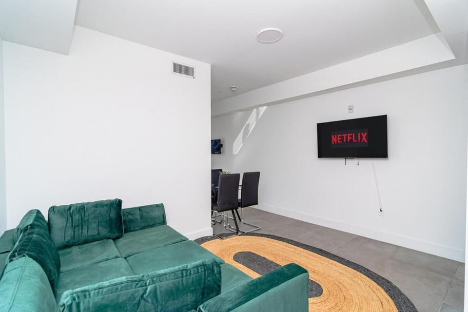 Chic Spacious Studio Miami Stay Near Marlins Park & Brickell Apartment in Miami