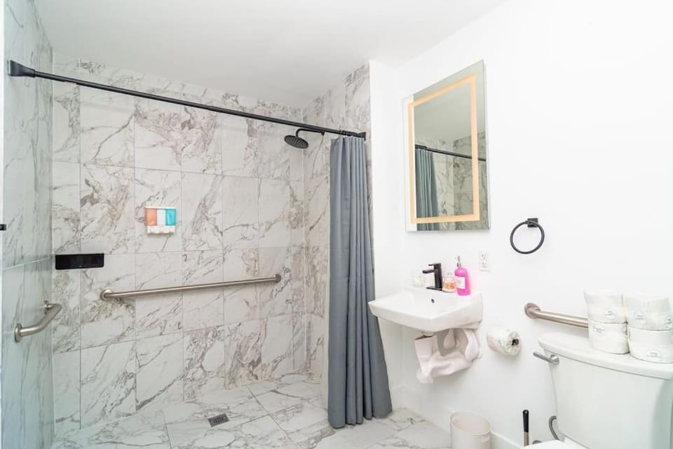Chic Spacious Studio Miami Stay Near Marlins Park & Brickell Apartment in Miami