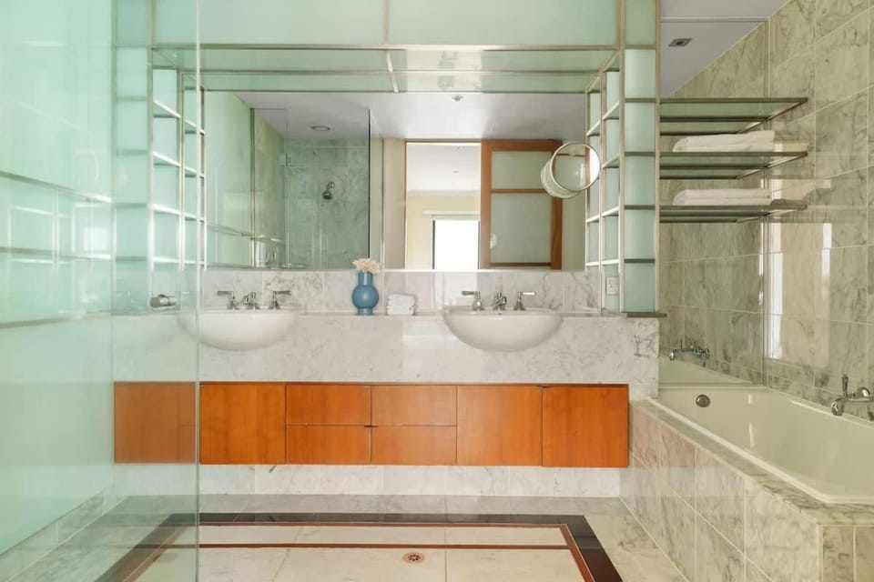 Stylish & Cozy 4BR Retreat with FREE Parking Apartment in Melbourne