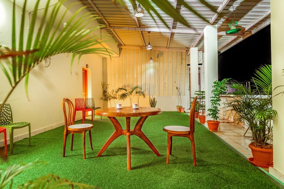 Seating area, Dining area
