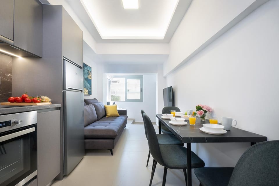 TV and multimedia, Food and drinks, Seating area, Dining area