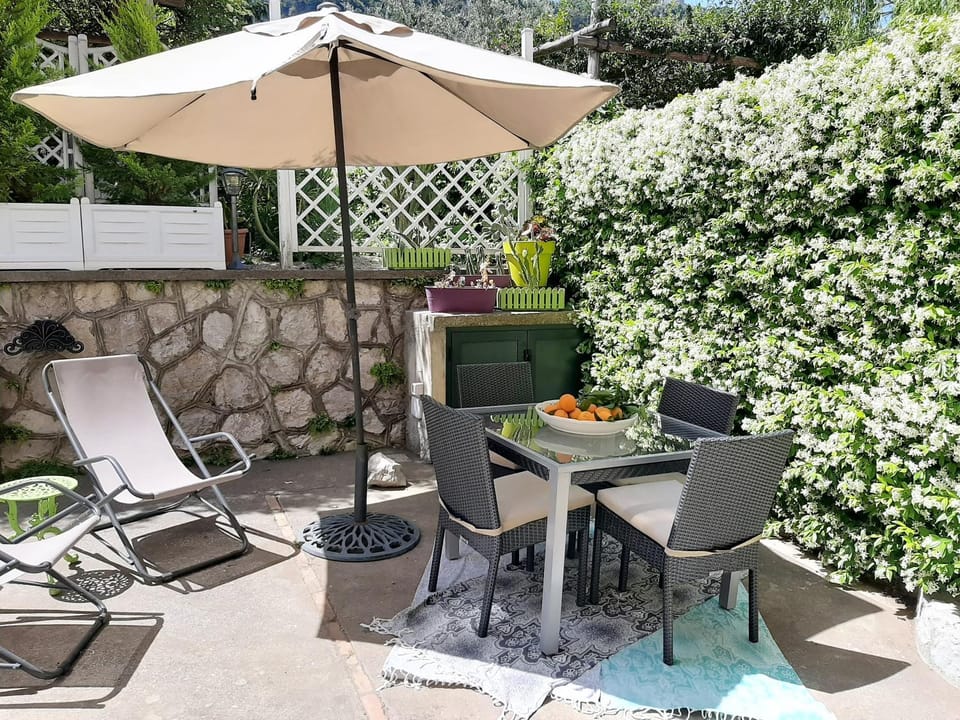 Patio, Facade/entrance, Garden, Garden, Balcony/Terrace, Balcony/Terrace, Decorative detail, Garden view, Area and facilities