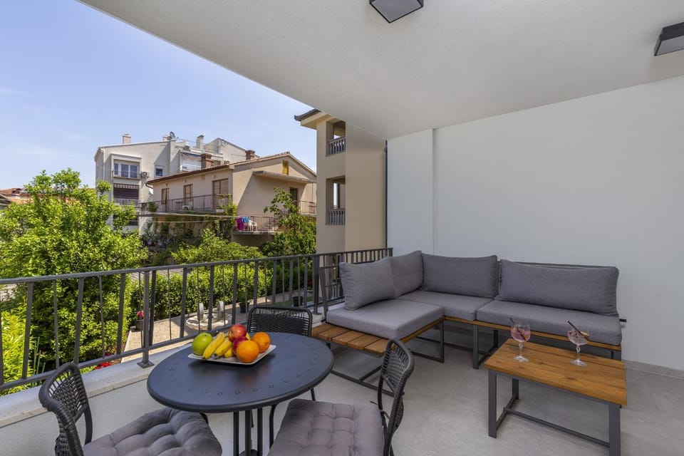 Property building, View (from property/room), Balcony/Terrace