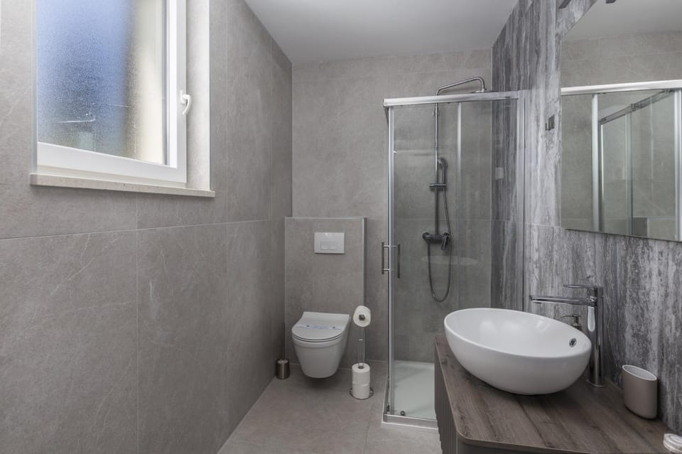 Bathroom, towels