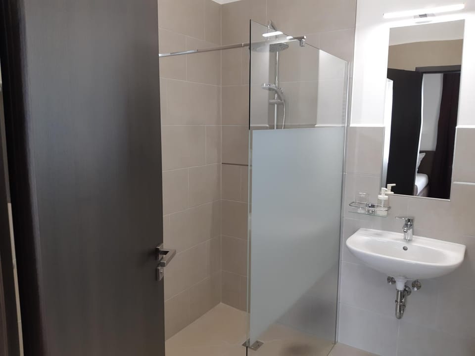 Shower, Toilet