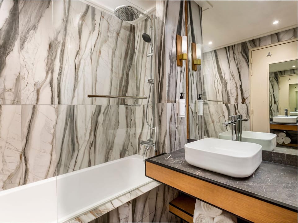 Bathroom, Bath, towels