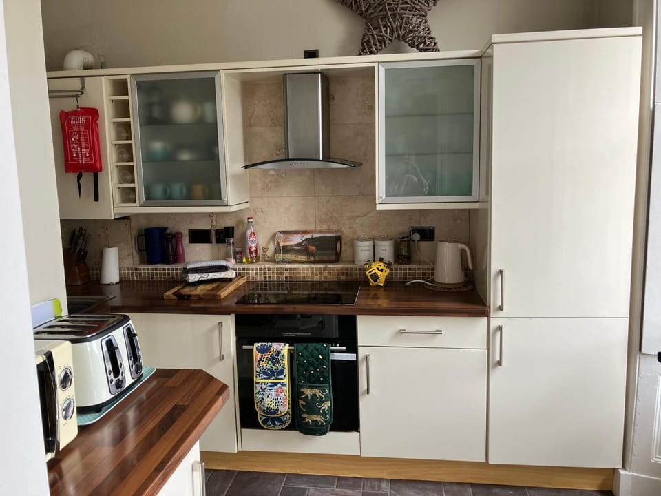 Coffee/tea facilities, Kitchen or kitchenette, dishwasher, oven, stove, toaster