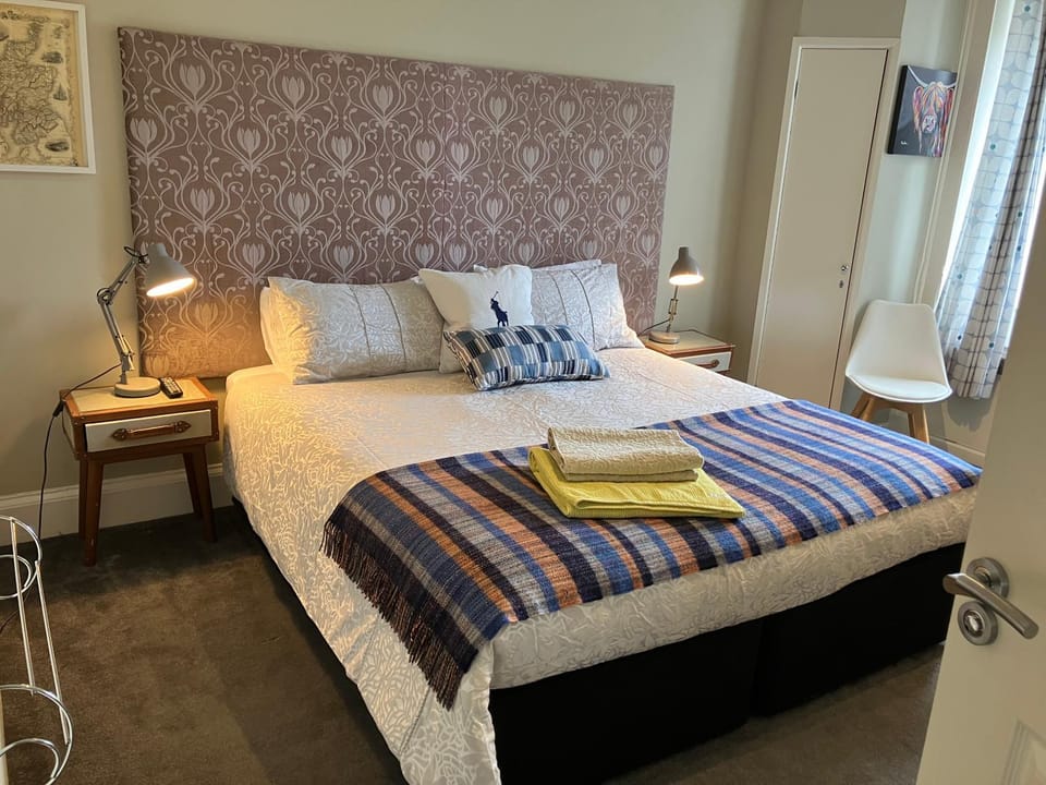 Bed, Bedroom, towels
