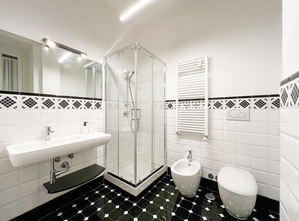 Shower, Toilet, Bathroom, bidet, towels