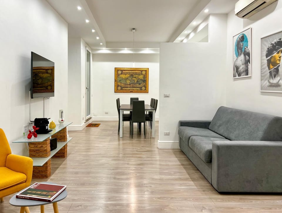 TV and multimedia, Coffee/tea facilities, Living room, Seating area, air conditioner