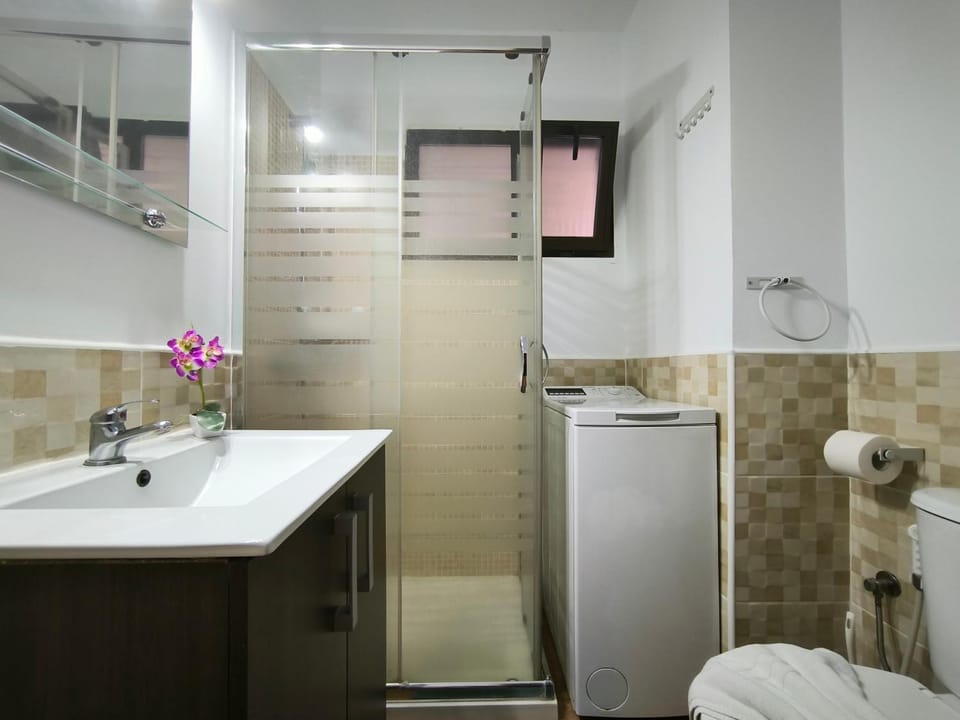 Shower, Bathroom, towels, washing machine