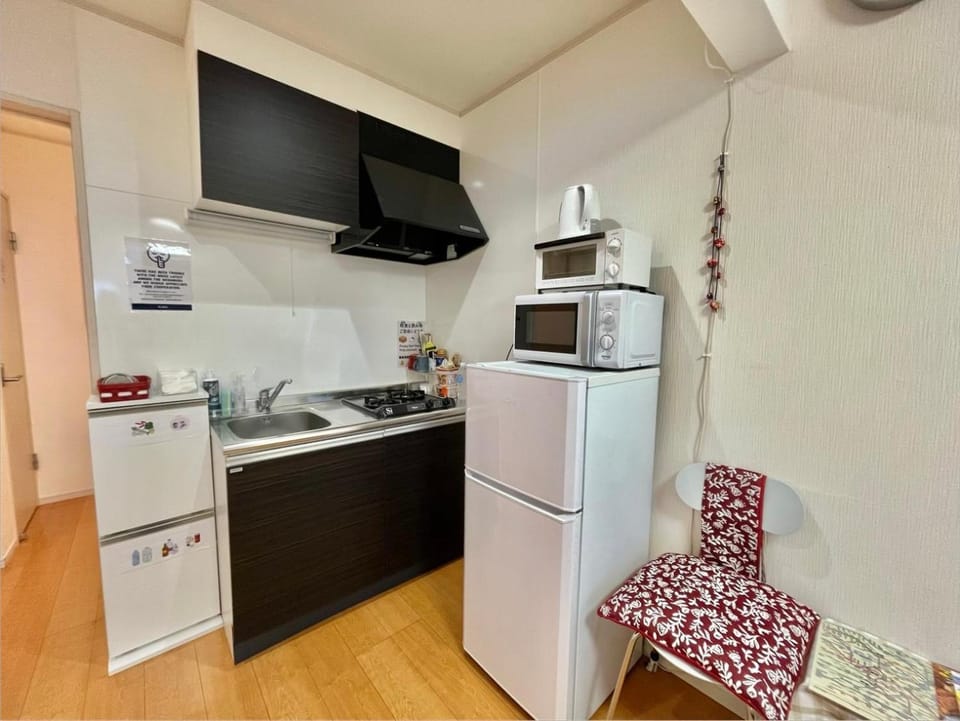 microwave, stove, kitchen