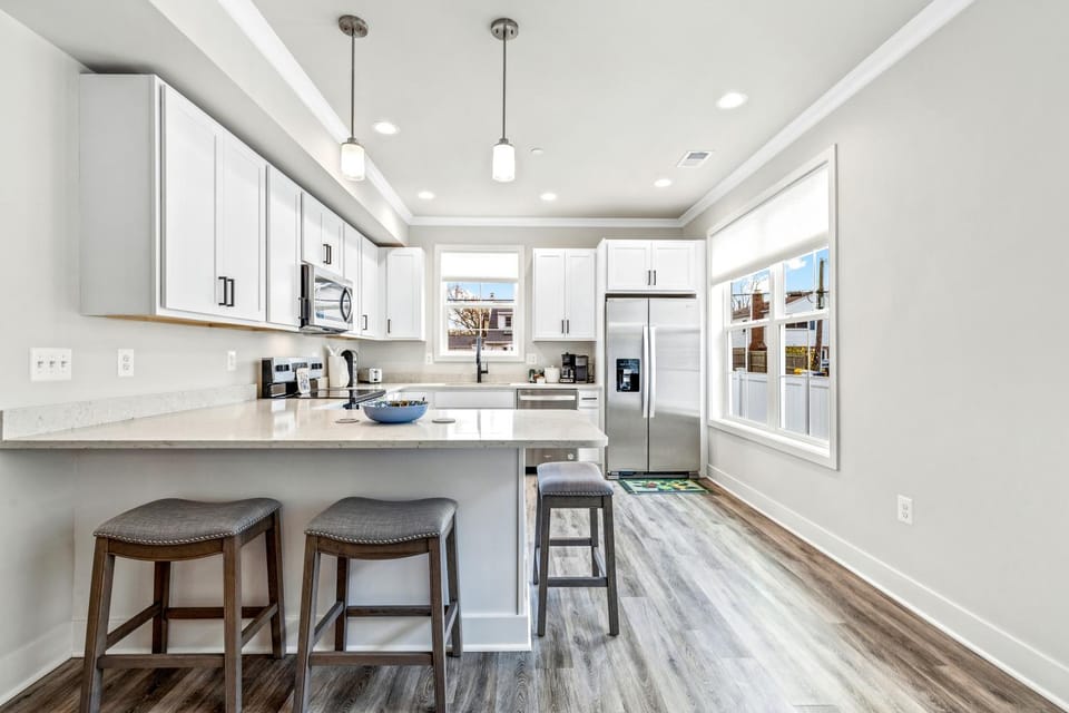 Coffee/tea facilities, Kitchen or kitchenette, Dining area, dishwasher, oven, stove