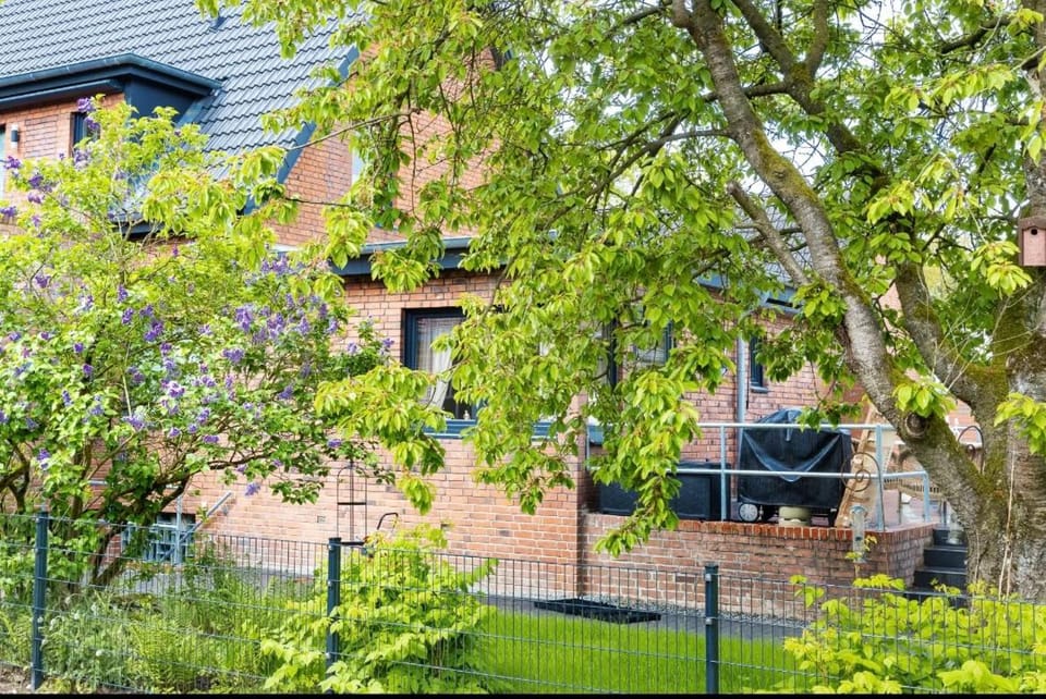 Property building, Spring, Day, Garden, Garden view, Parking