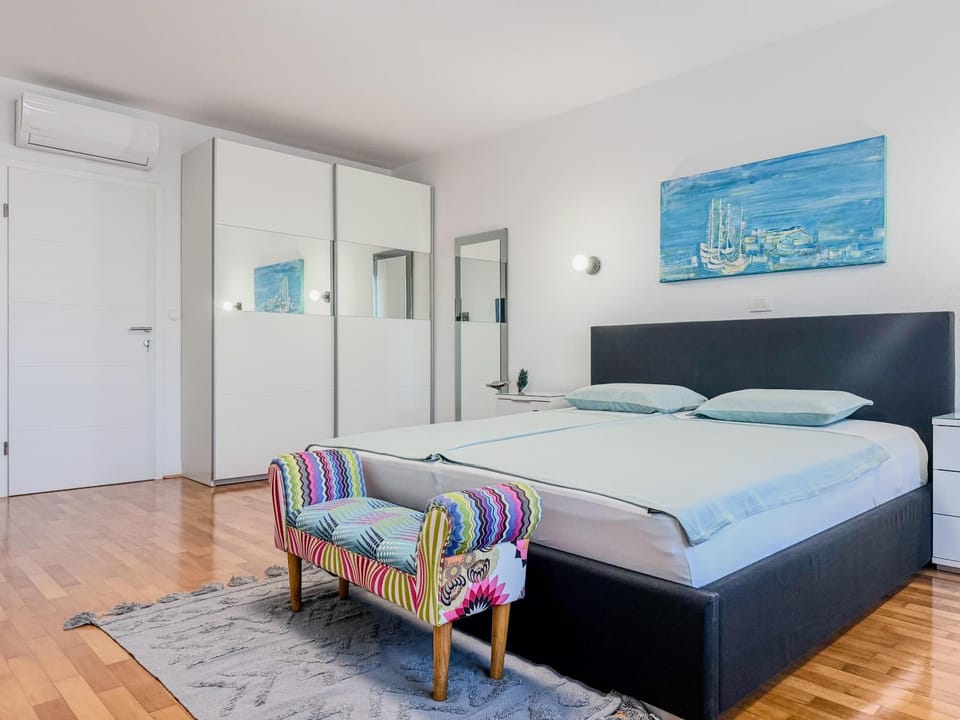 Bed, Photo of the whole room
