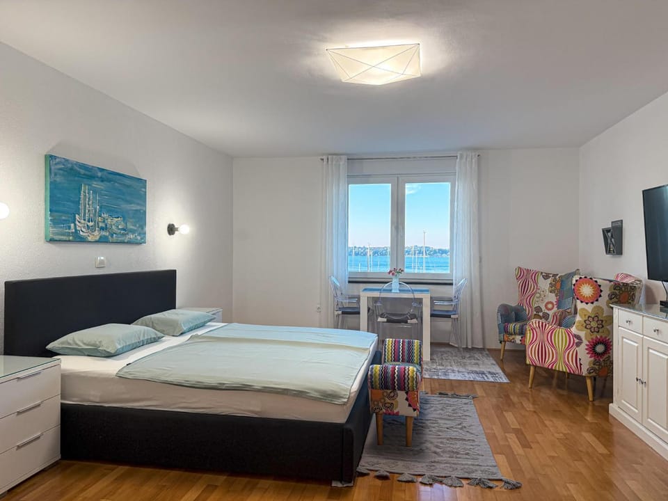 Bed, TV and multimedia, Seating area