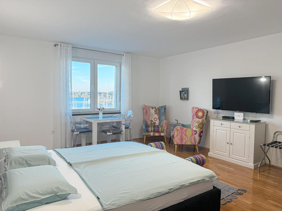 TV and multimedia, Seating area, Bedroom